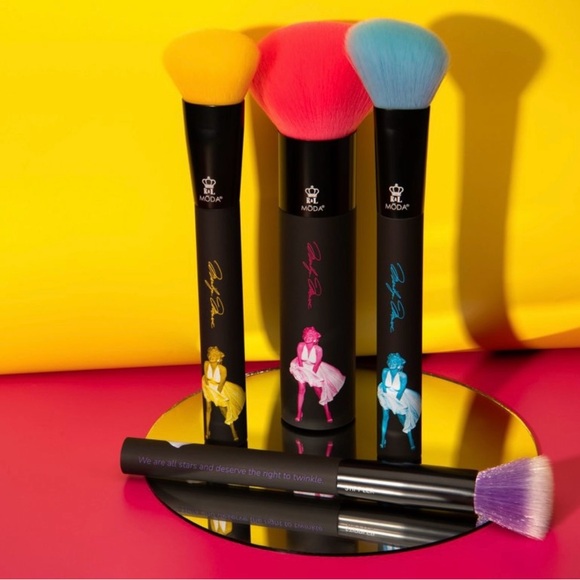 Marilyn Monroe Brush Set - Picture 3 of 7